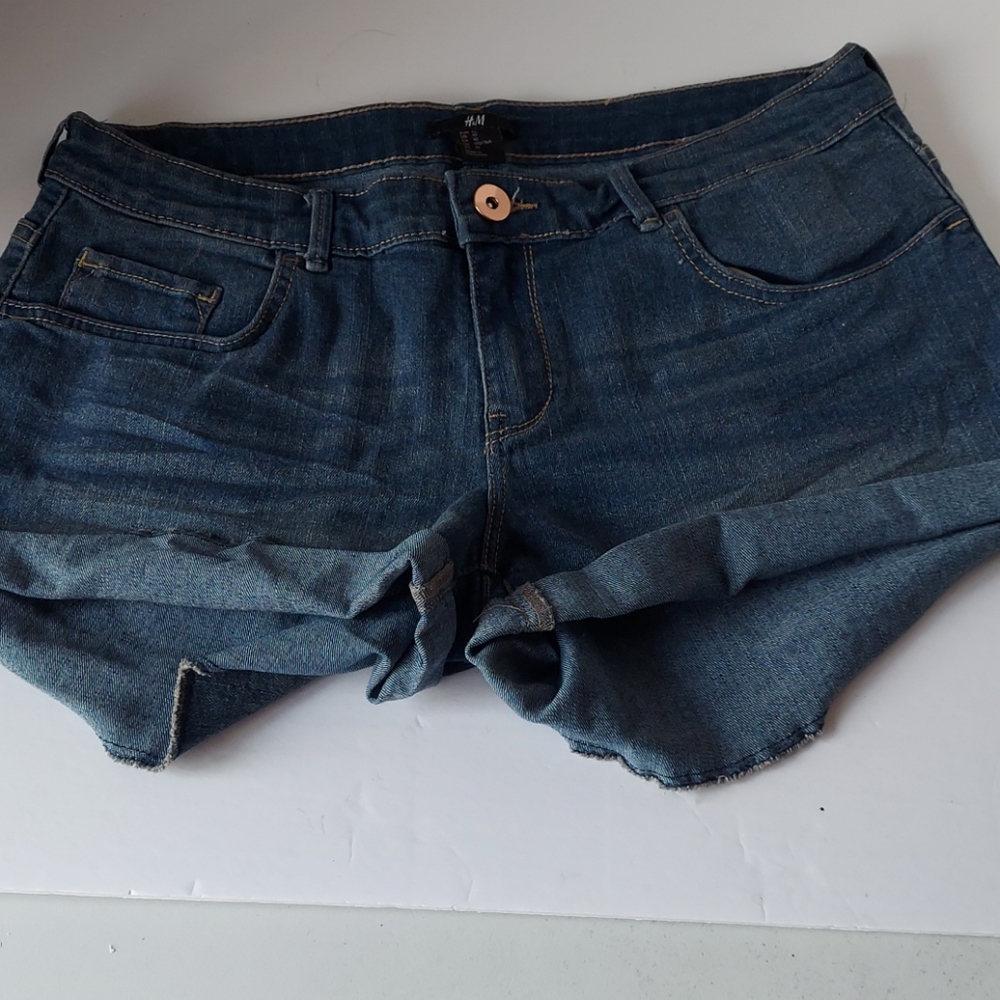 NWOT H&M medium wash short jean shorts size 10